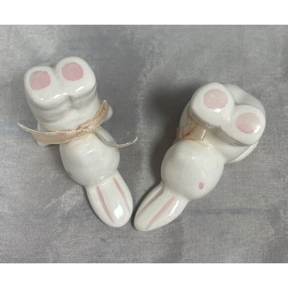 2 VINTAGE Playful CERAMIC WHITE BUNNY FIGURRINES WHITE/PINK/BOWS FROM TAIWAN 2" - Picture 2 of 11